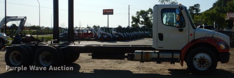 image for item FU9426 2005 Freightliner Business Class M2 truck chassis