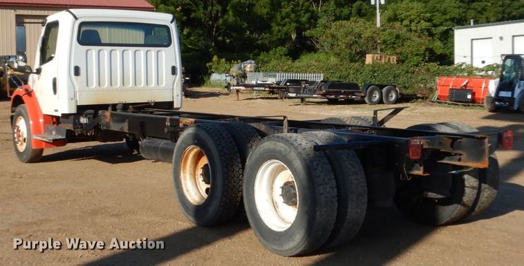 image for item FU9426 2005 Freightliner Business Class M2 truck chassis