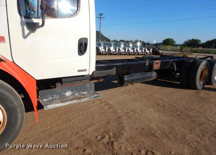 image for item FU9426 2005 Freightliner Business Class M2 truck chassis