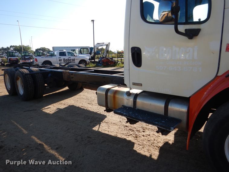 image for item FU9426 2005 Freightliner Business Class M2 truck chassis