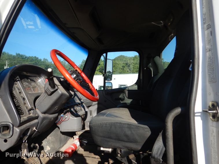 image for item FU9426 2005 Freightliner Business Class M2 truck chassis