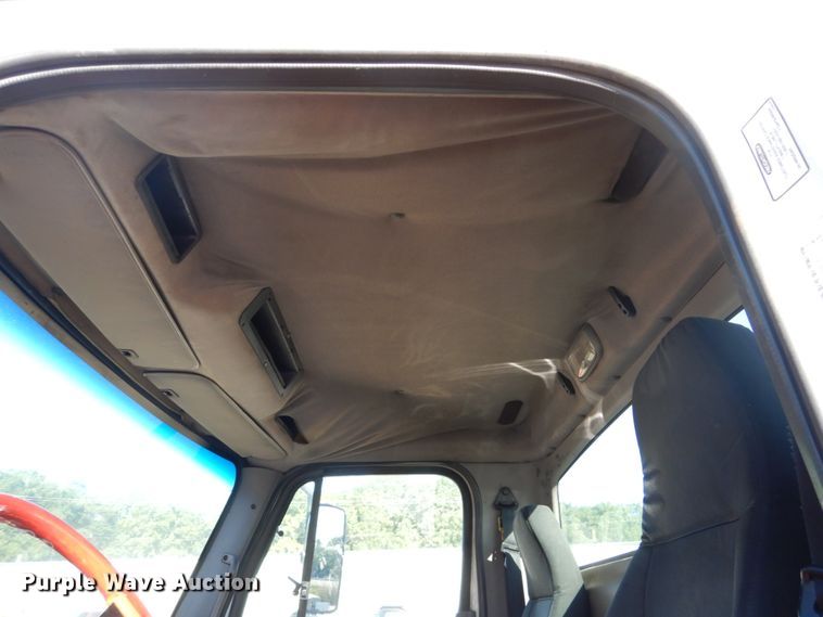 image for item FU9426 2005 Freightliner Business Class M2 truck chassis