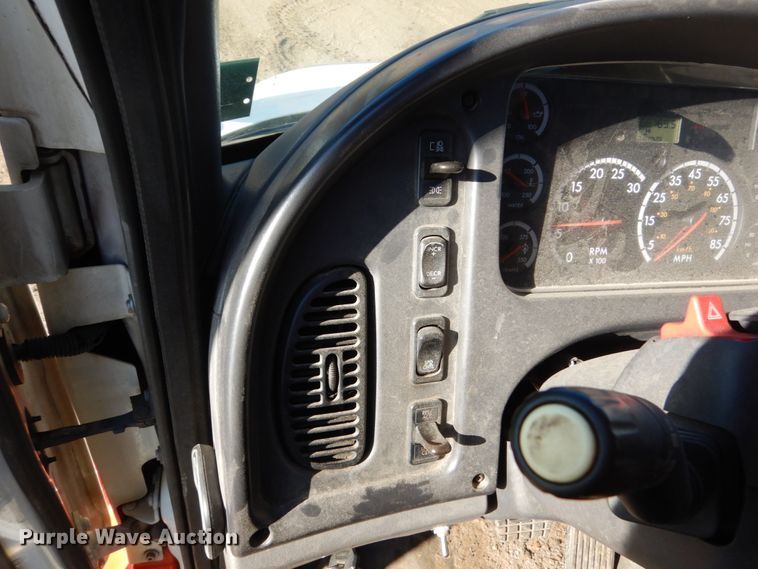 image for item FU9426 2005 Freightliner Business Class M2 truck chassis