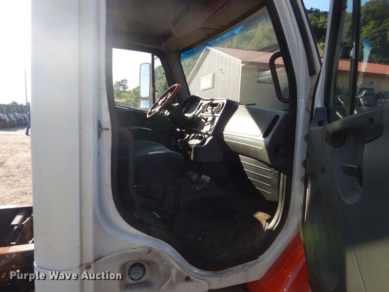 image for item FU9426 2005 Freightliner Business Class M2 truck chassis