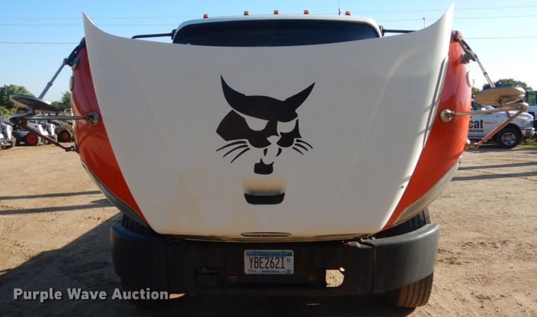 image for item FU9426 2005 Freightliner Business Class M2 truck chassis