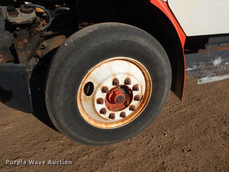 image for item FU9426 2005 Freightliner Business Class M2 truck chassis