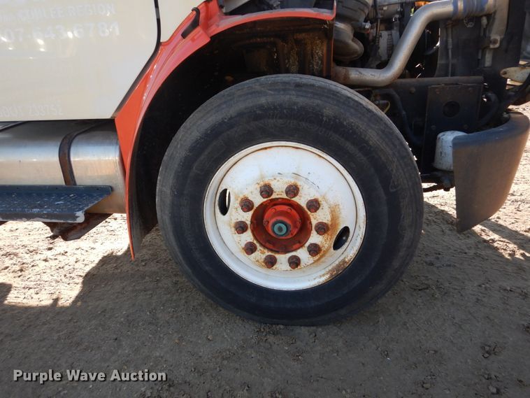 image for item FU9426 2005 Freightliner Business Class M2 truck chassis