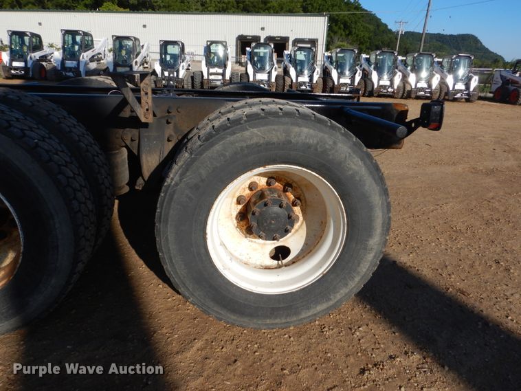 image for item FU9426 2005 Freightliner Business Class M2 truck chassis