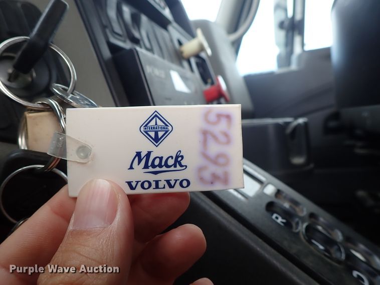 image for item DE1043 2010 International WorkStar 7500 dump truck