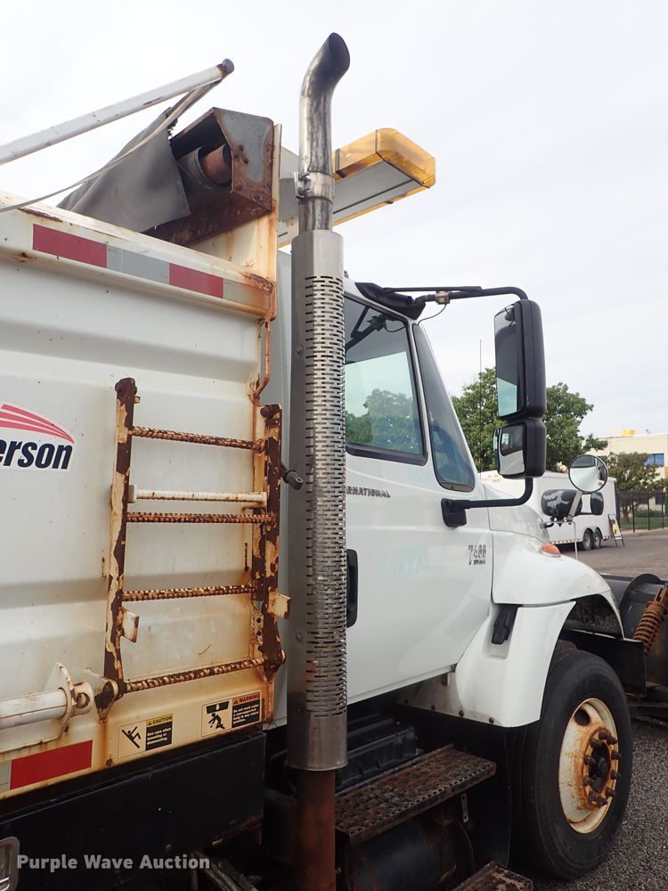 image for item DE1044 2007 International 7400 dump truck