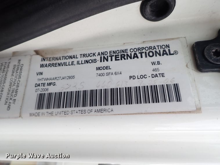 image for item DE1045 2007 International 7400 dump truck