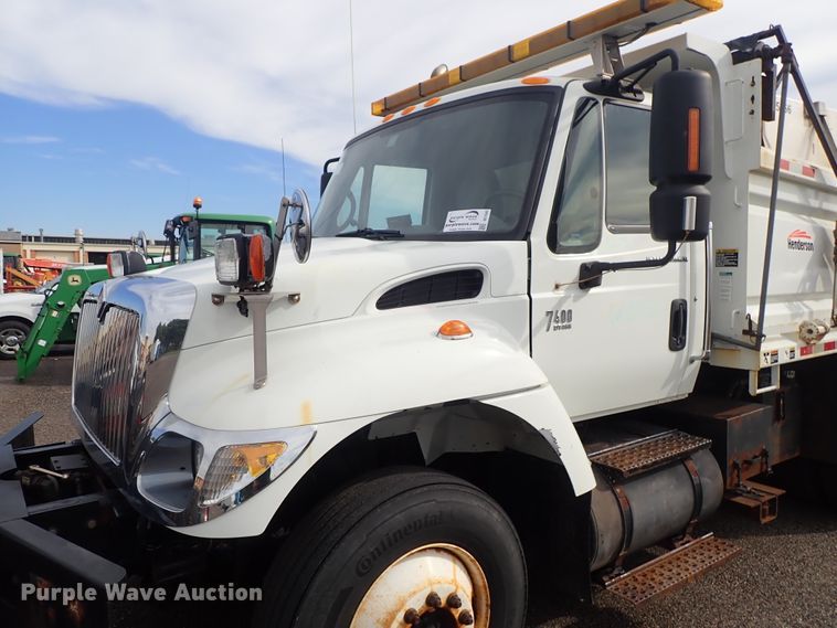 image for item DE1045 2007 International 7400 dump truck