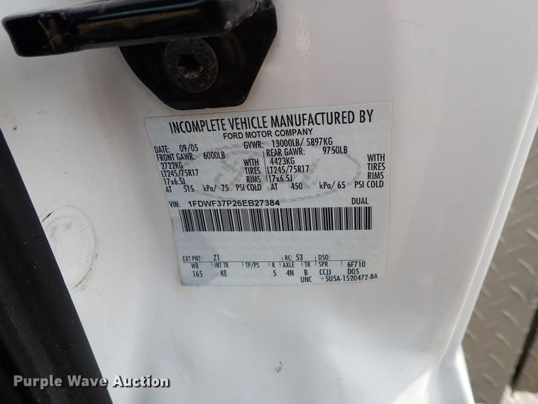 image for item DE1056 2006 Ford F350 Super Duty flat dump bed pickup truck