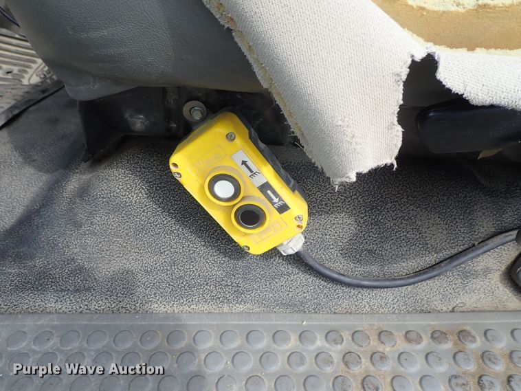 image for item DE1056 2006 Ford F350 Super Duty flat dump bed pickup truck