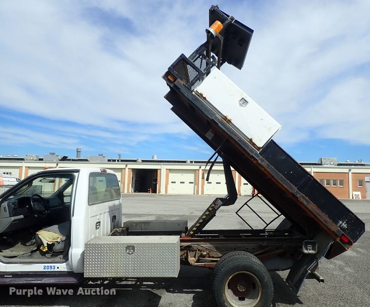 image for item DE1056 2006 Ford F350 Super Duty flat dump bed pickup truck