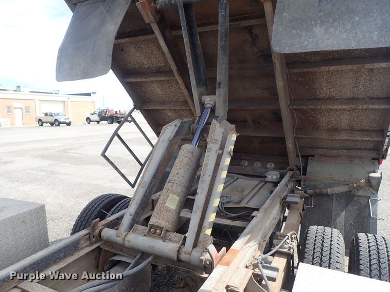 image for item DE1056 2006 Ford F350 Super Duty flat dump bed pickup truck