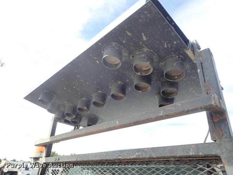 image for item DE1056 2006 Ford F350 Super Duty flat dump bed pickup truck