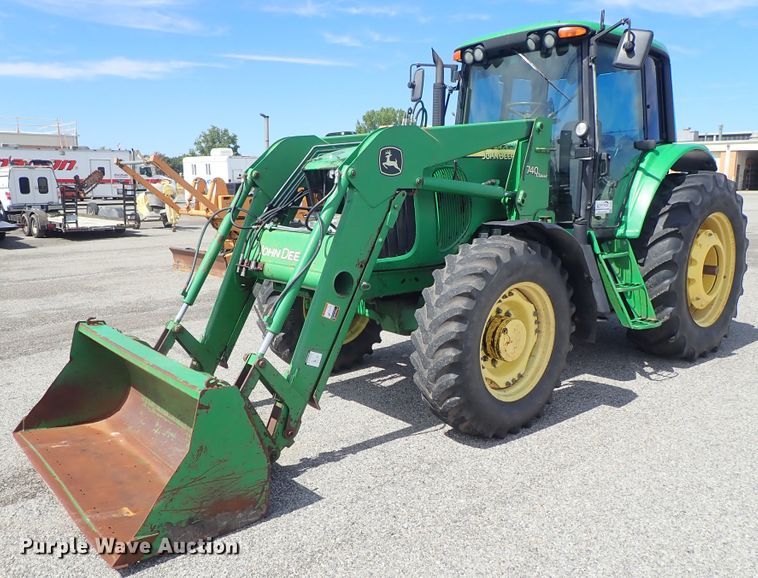 image for item DE1057 2004 John Deere 7220 MFWD tractor