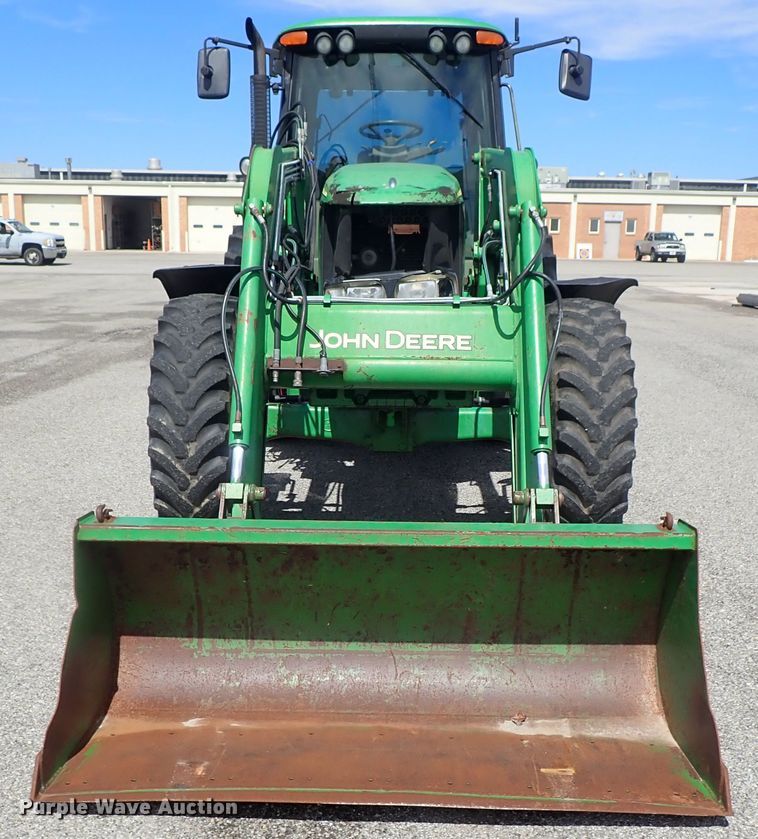 image for item DE1057 2004 John Deere 7220 MFWD tractor