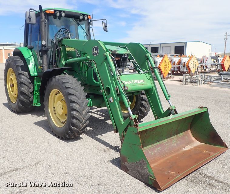 image for item DE1057 2004 John Deere 7220 MFWD tractor