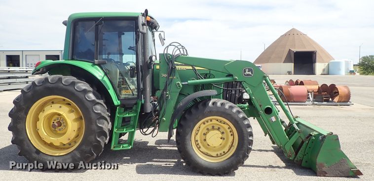 image for item DE1057 2004 John Deere 7220 MFWD tractor