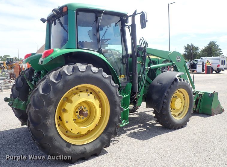 image for item DE1057 2004 John Deere 7220 MFWD tractor