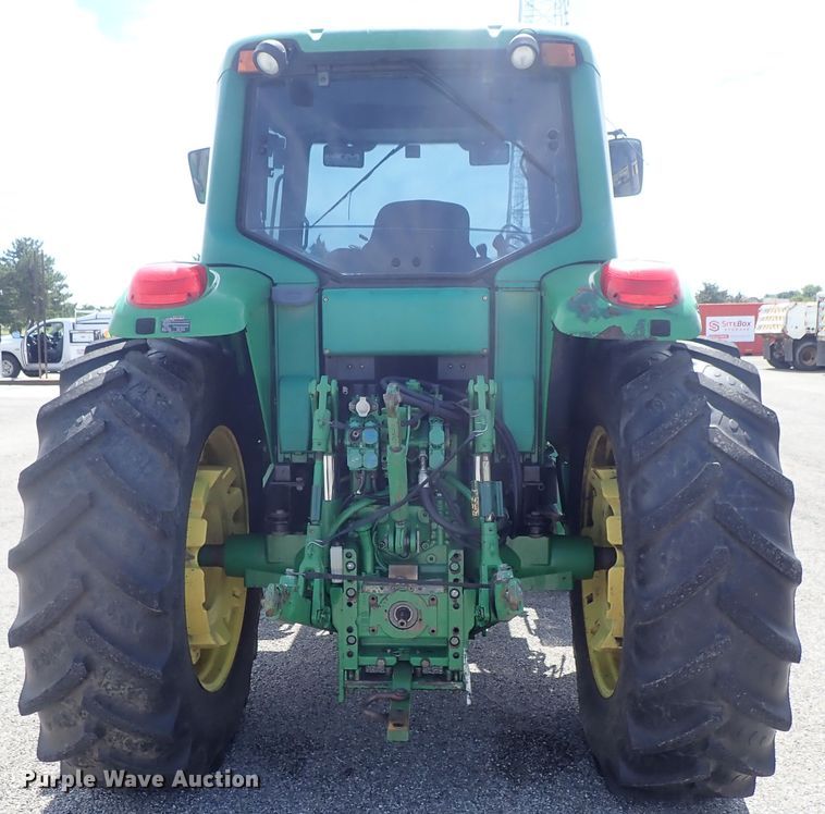 image for item DE1057 2004 John Deere 7220 MFWD tractor