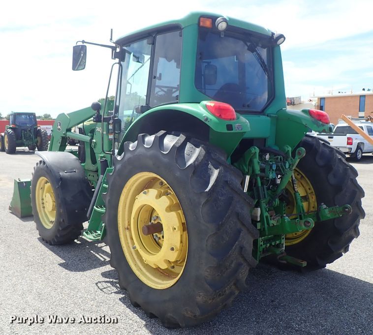 image for item DE1057 2004 John Deere 7220 MFWD tractor
