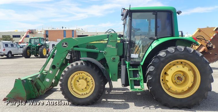 image for item DE1057 2004 John Deere 7220 MFWD tractor