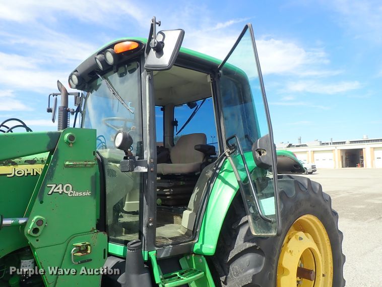 image for item DE1057 2004 John Deere 7220 MFWD tractor