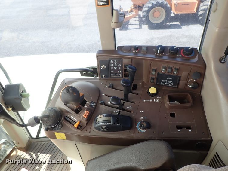 image for item DE1057 2004 John Deere 7220 MFWD tractor