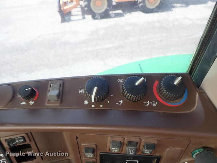 image for item DE1057 2004 John Deere 7220 MFWD tractor