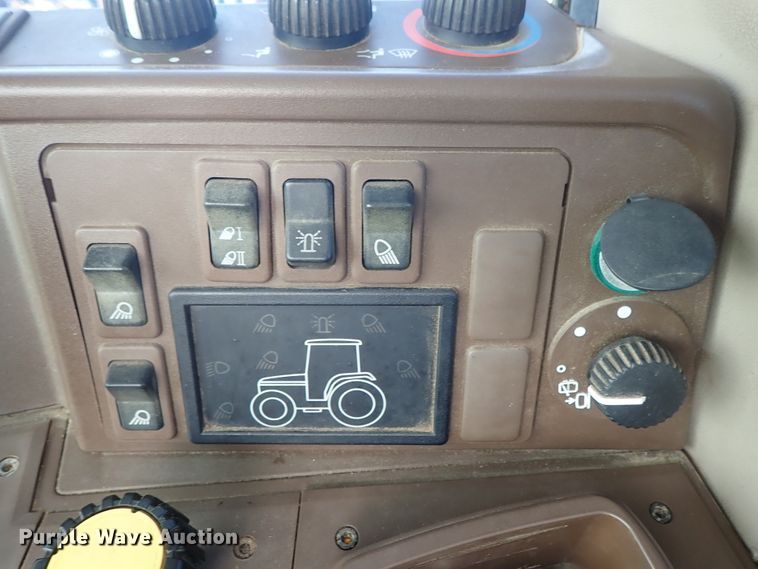 image for item DE1057 2004 John Deere 7220 MFWD tractor