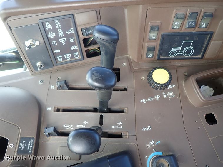 image for item DE1057 2004 John Deere 7220 MFWD tractor