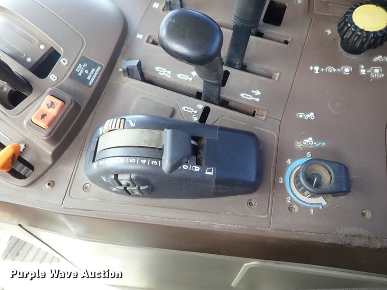 image for item DE1057 2004 John Deere 7220 MFWD tractor