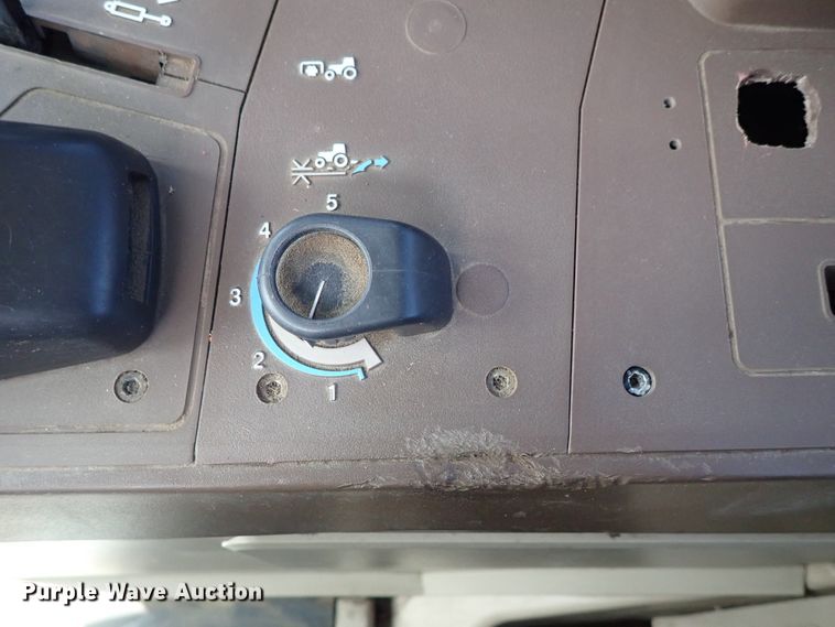 image for item DE1057 2004 John Deere 7220 MFWD tractor