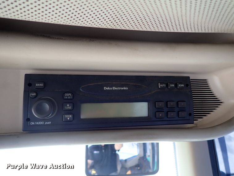 image for item DE1057 2004 John Deere 7220 MFWD tractor