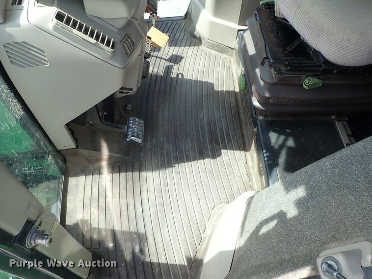 image for item DE1057 2004 John Deere 7220 MFWD tractor