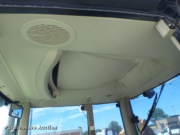 image for item DE1057 2004 John Deere 7220 MFWD tractor