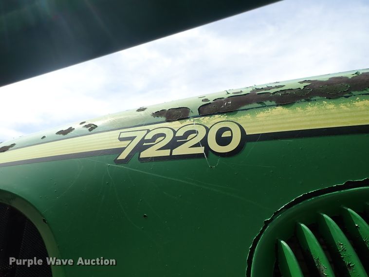 image for item DE1057 2004 John Deere 7220 MFWD tractor