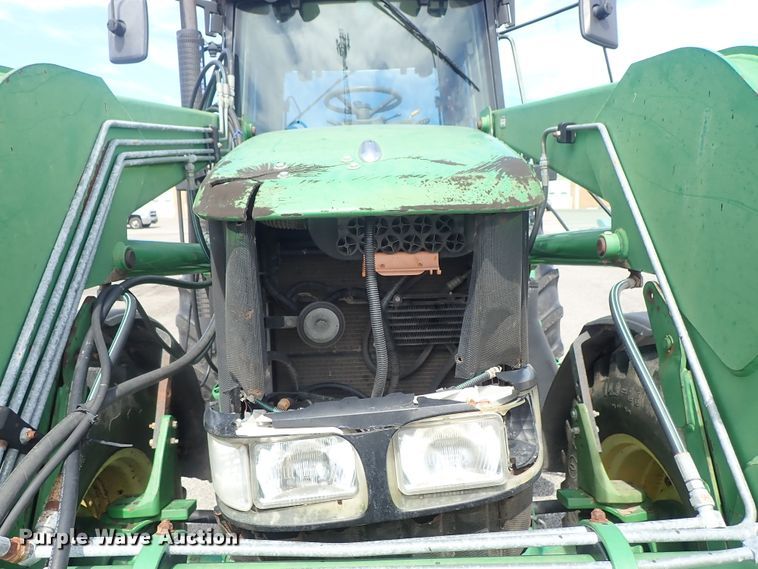 image for item DE1057 2004 John Deere 7220 MFWD tractor