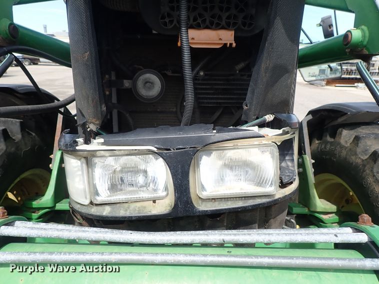 image for item DE1057 2004 John Deere 7220 MFWD tractor