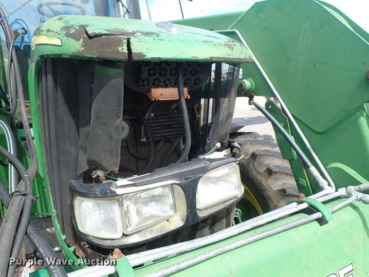 image for item DE1057 2004 John Deere 7220 MFWD tractor