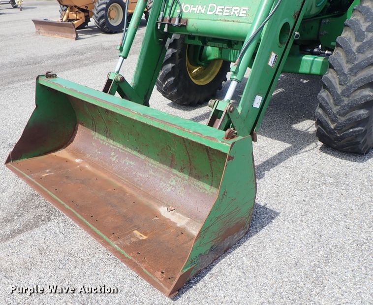 image for item DE1057 2004 John Deere 7220 MFWD tractor