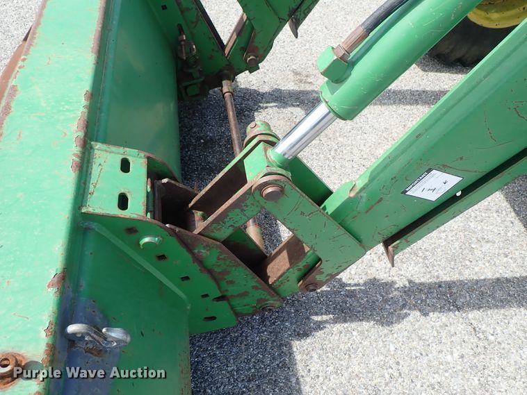 image for item DE1057 2004 John Deere 7220 MFWD tractor