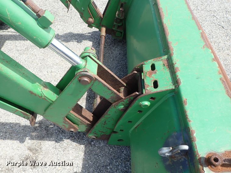 image for item DE1057 2004 John Deere 7220 MFWD tractor
