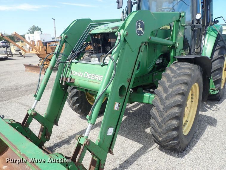 image for item DE1057 2004 John Deere 7220 MFWD tractor