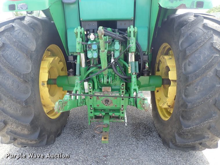 image for item DE1057 2004 John Deere 7220 MFWD tractor