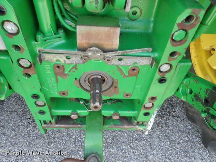 image for item DE1057 2004 John Deere 7220 MFWD tractor