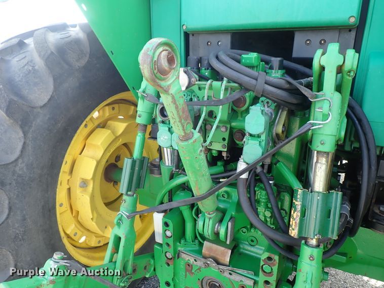 image for item DE1057 2004 John Deere 7220 MFWD tractor